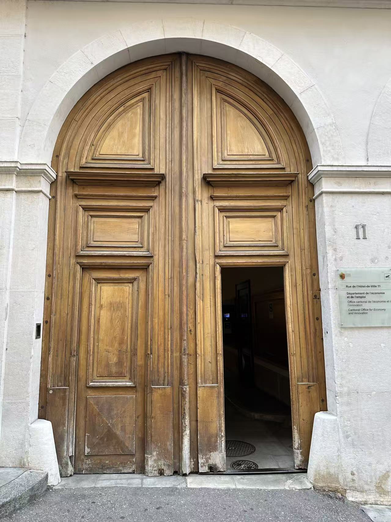 瑞士日内瓦Rue de l’Hôtel-de-Ville 11木质大门现场全景