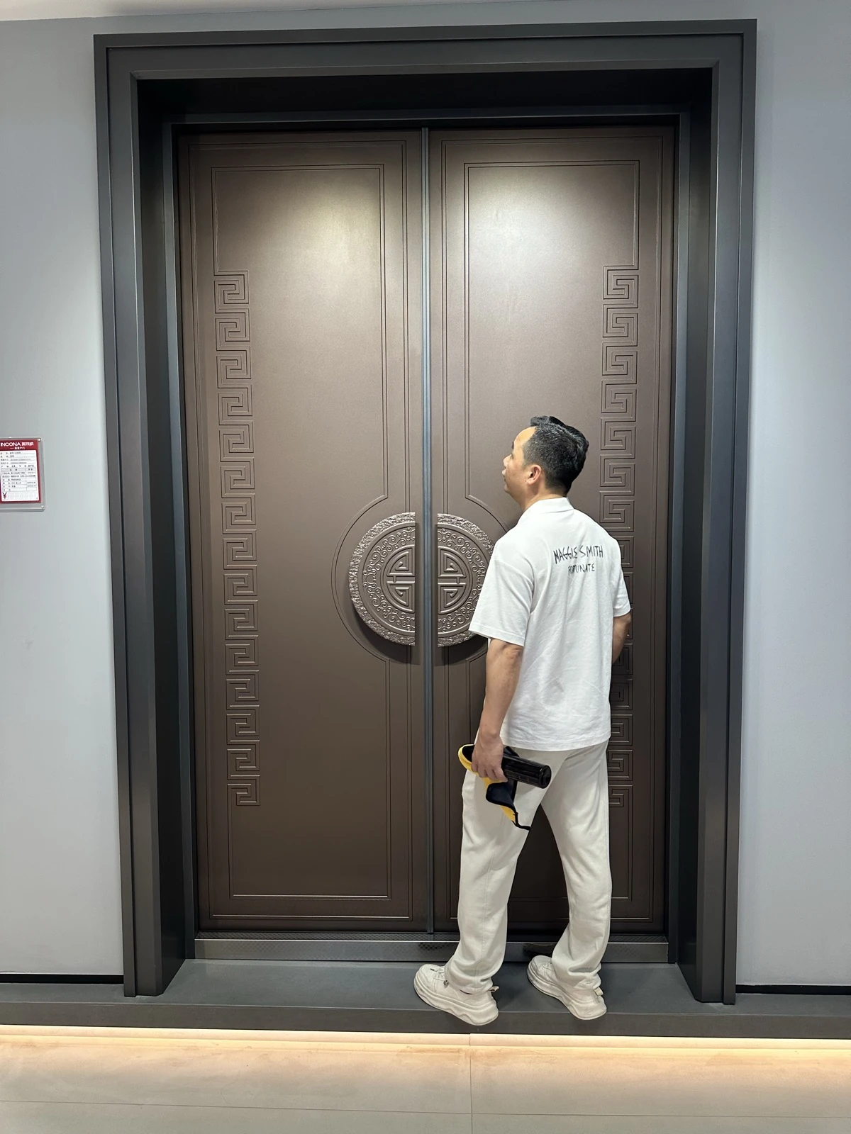 带浮雕和装饰线的双扇大门，平面、凹槽及装饰件需分区观察。