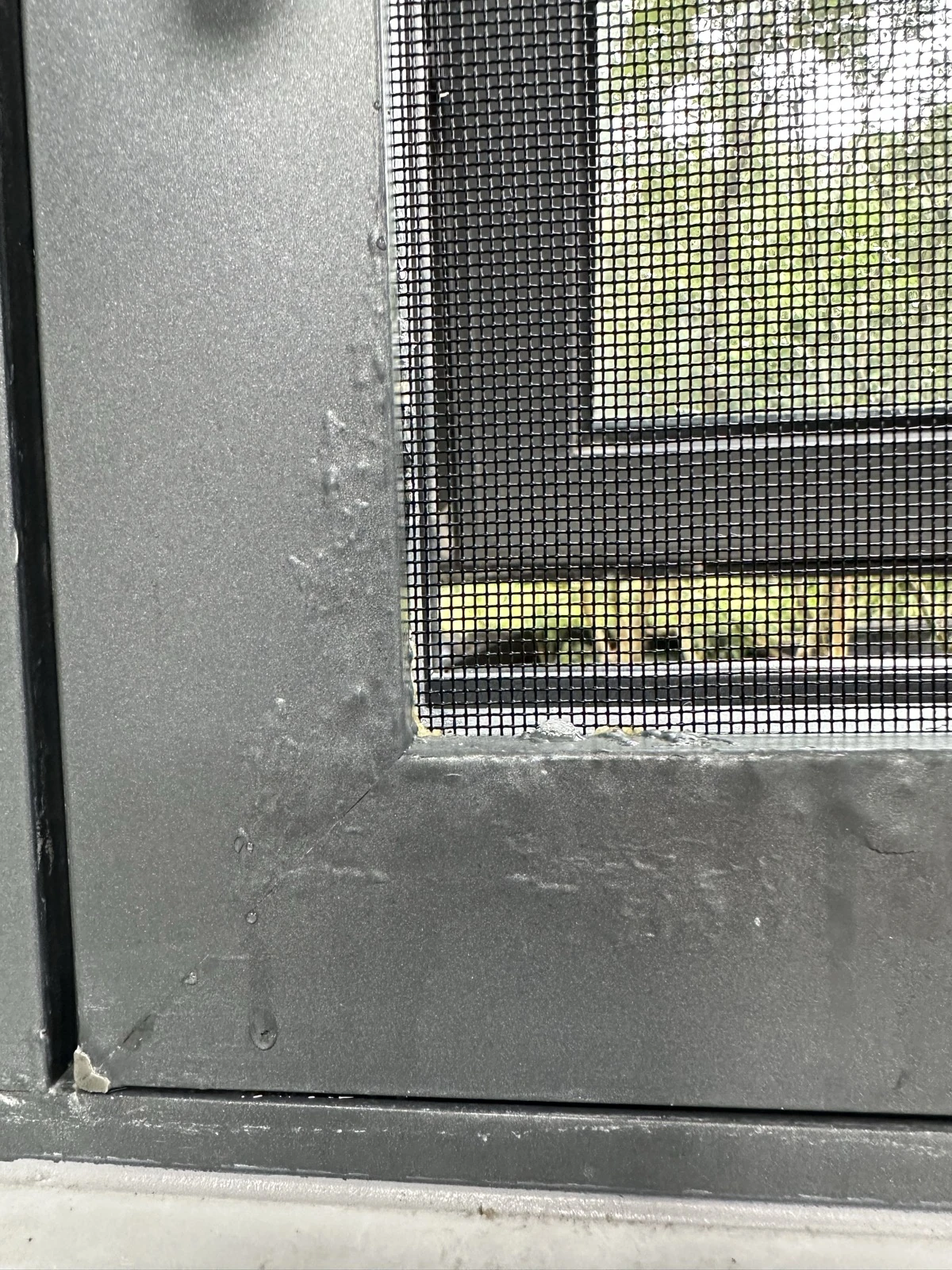框角处可见不均匀表面与浅色痕迹，先记录现状，再判断清洁或维修。